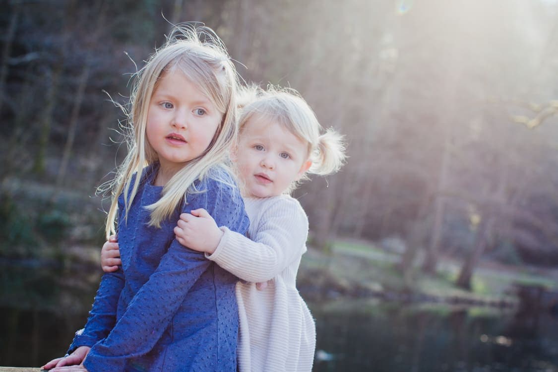 Schwestern im Gegenlicht am See