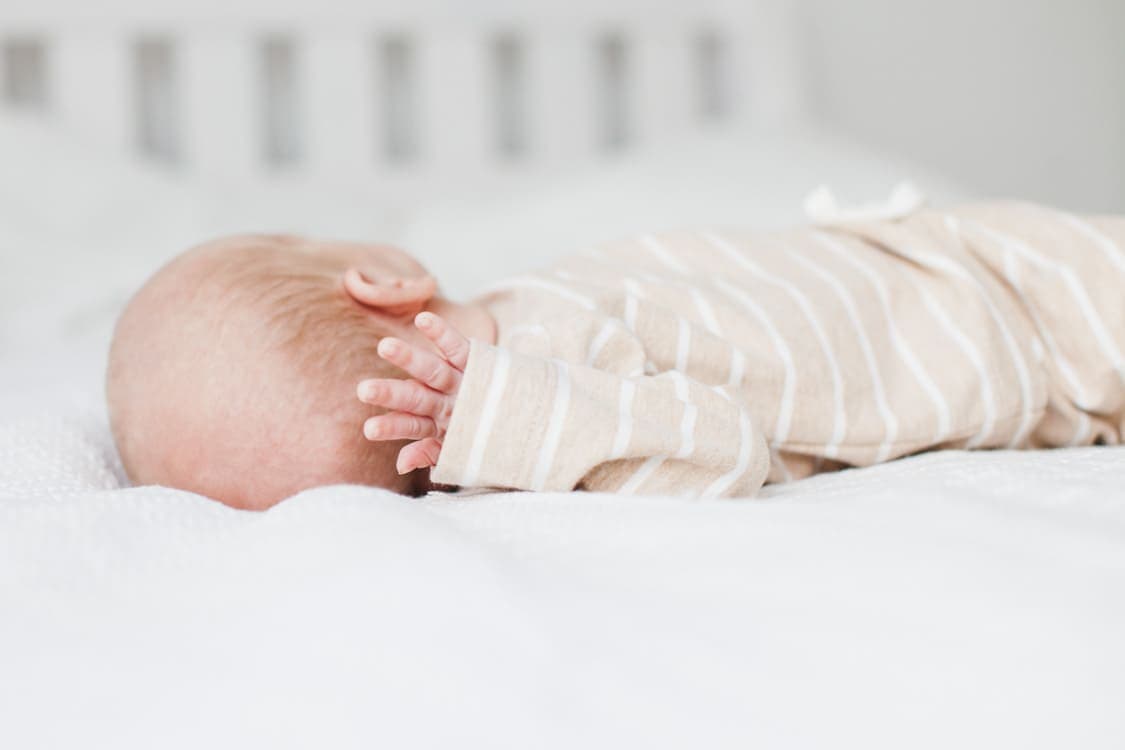 Hinterkopf von Baby und Hand