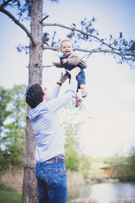 Vater wirft seinen kleinen Sohn in die Luft