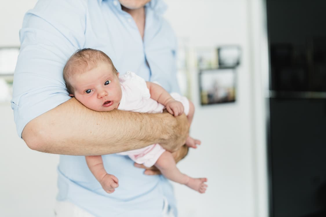 Baby auf dem Arm vom Papa