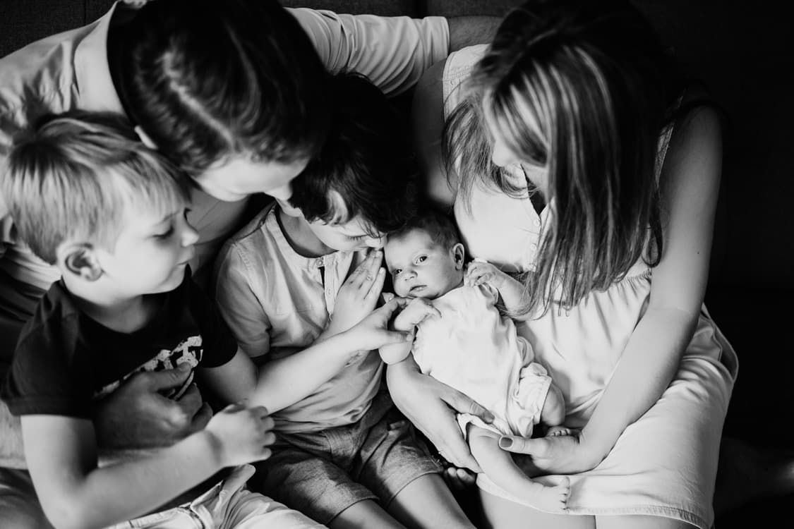 Familie zusammen auf dem Sofa