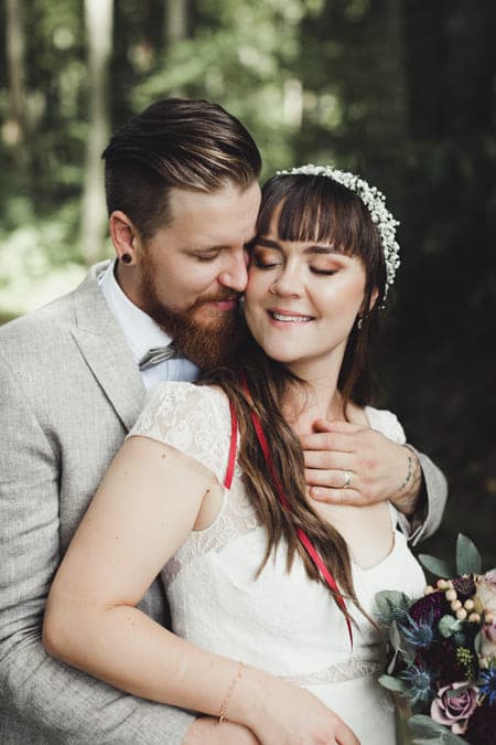 Brautpaar eng umschlungen.