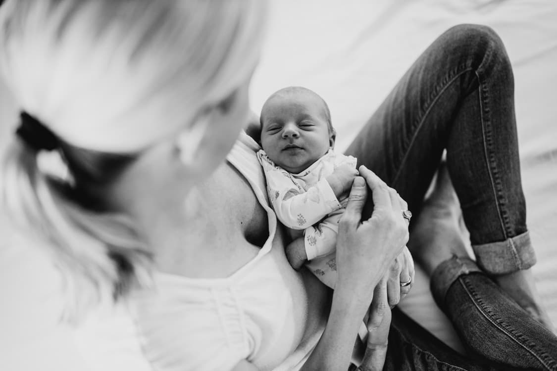 Kleines Baby auf dem Schoß der Mutter