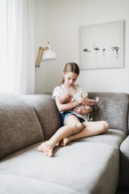 Mädchen mit Baby auf dem Arm
