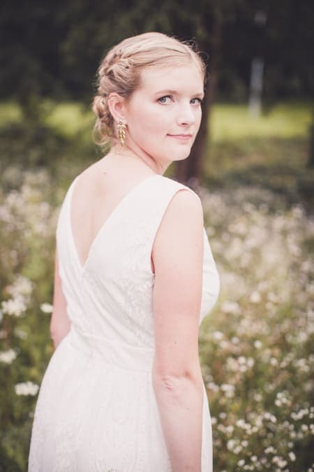 Braut blickt über ihre Schulter in die Kamera