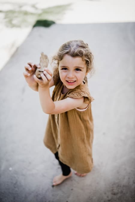 Maedchen mit Wurzel in der Hand