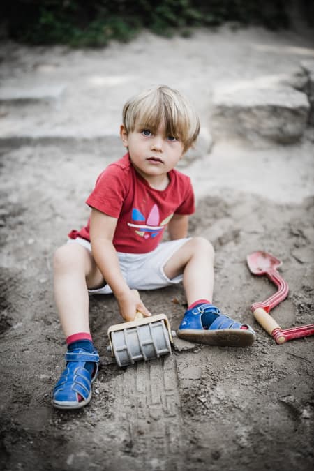 Junge im Sandkasten