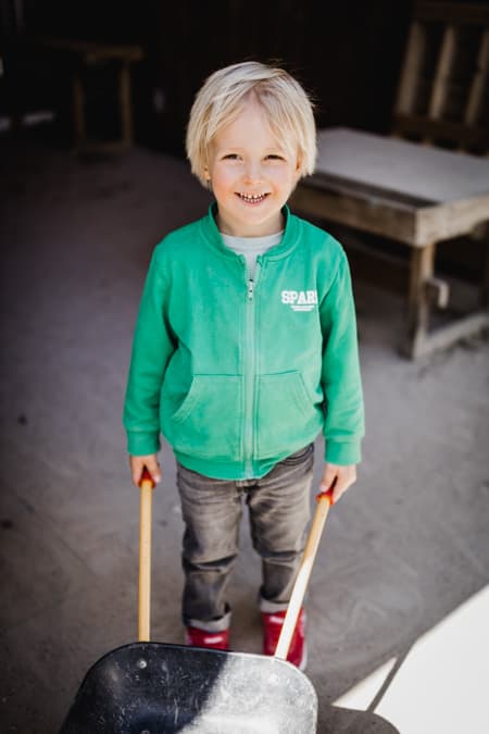 Junge mit einer Schubkarre