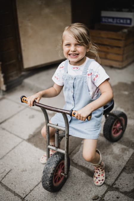 Maedchen auf Dreirad