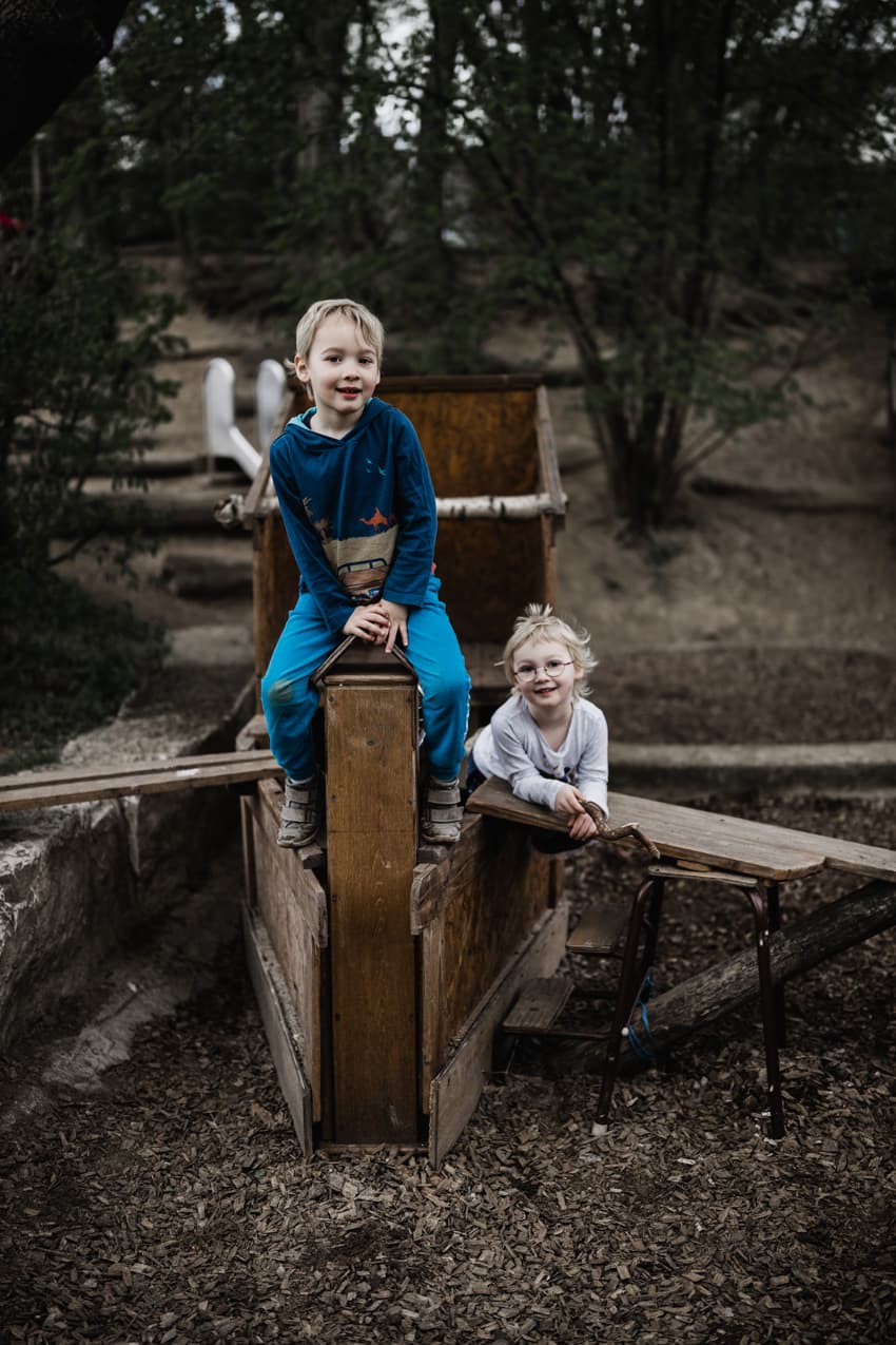 Kinder auf Schiff im Kindergarten