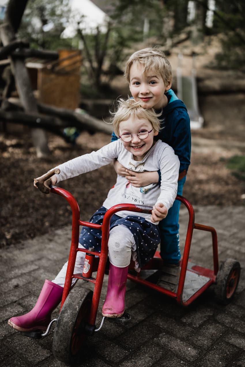 Geschwisterbild auf einem Dreirad