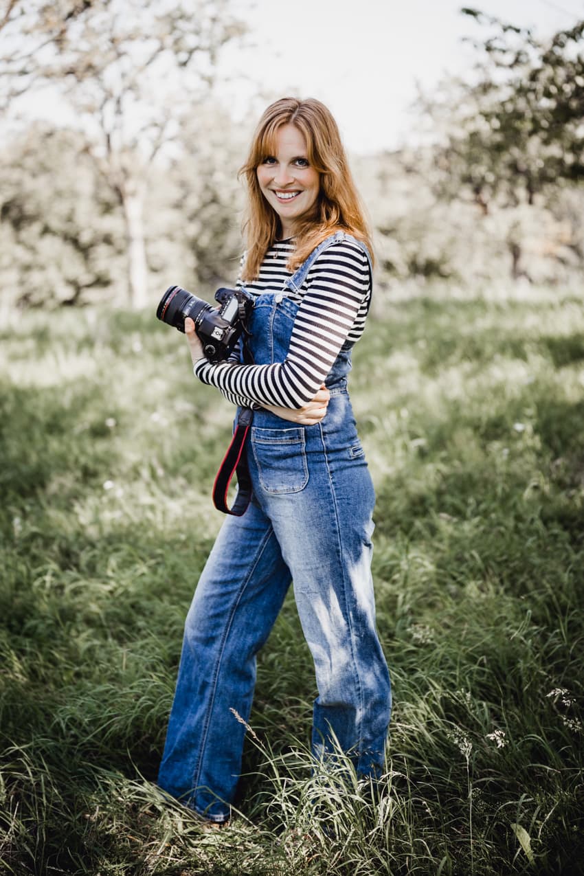 Fotografin auf einer Wiese