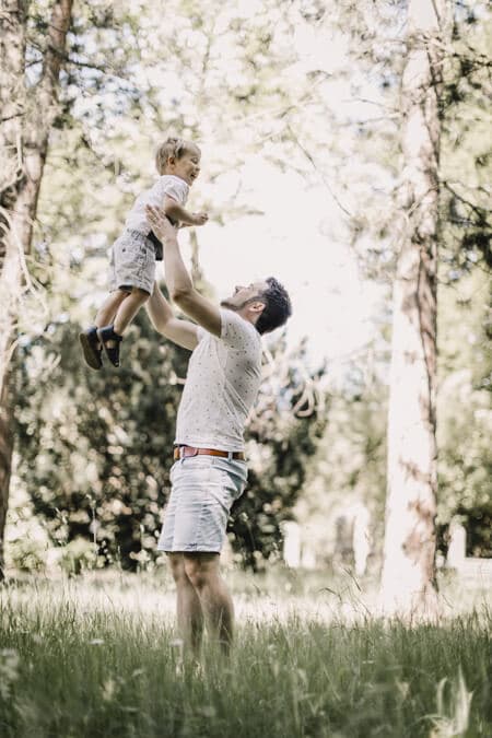 Vater wirft seinen Sohn in die Luft