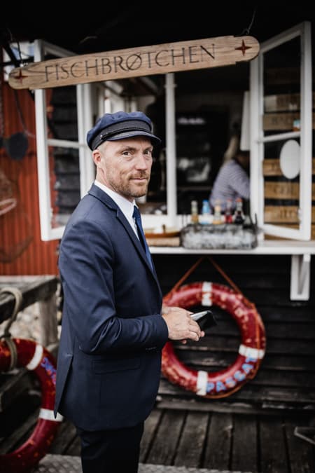 Mann vor Fischverkauf