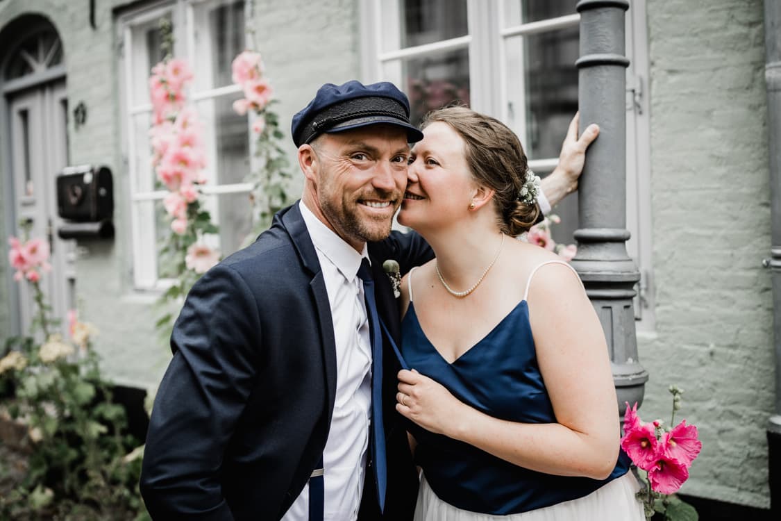 Braut kuesst Braeutigam auf die Wange