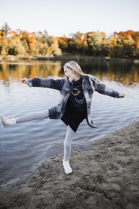 Maedchen macht mit dem Fuß einen kick