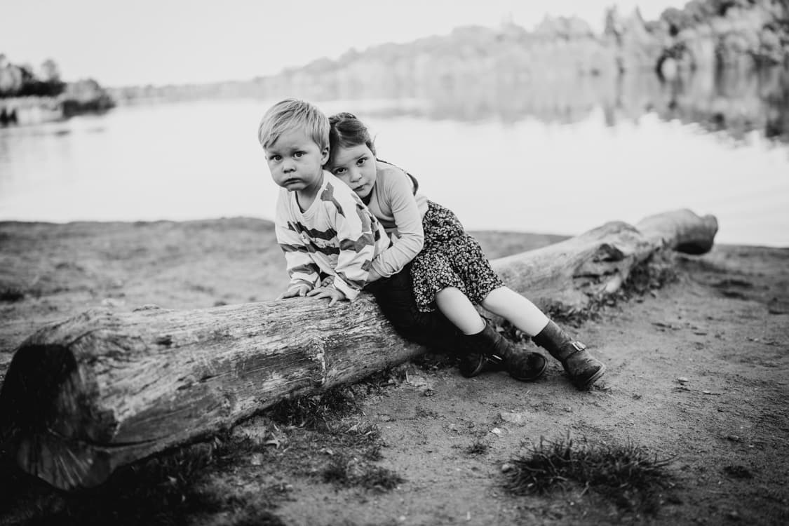 Schwester umarmt Bruder