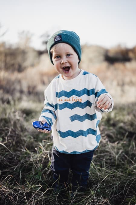 Junge mit Auto in der Hand