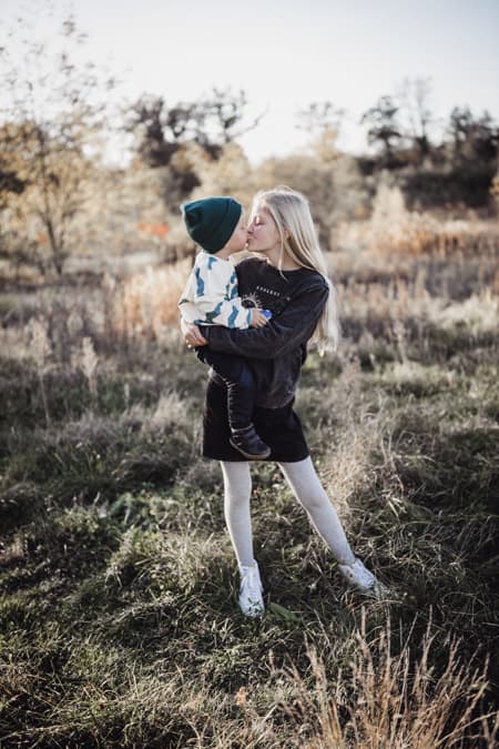 Bruder kuesst Schwester