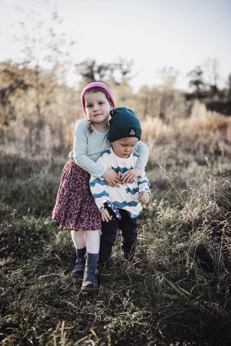 Schwester umarmt Bruder