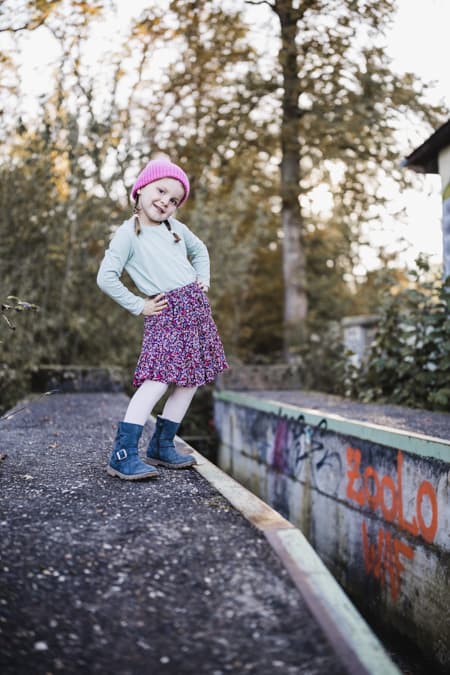 Maedchen stemmt Hand in die Huefte