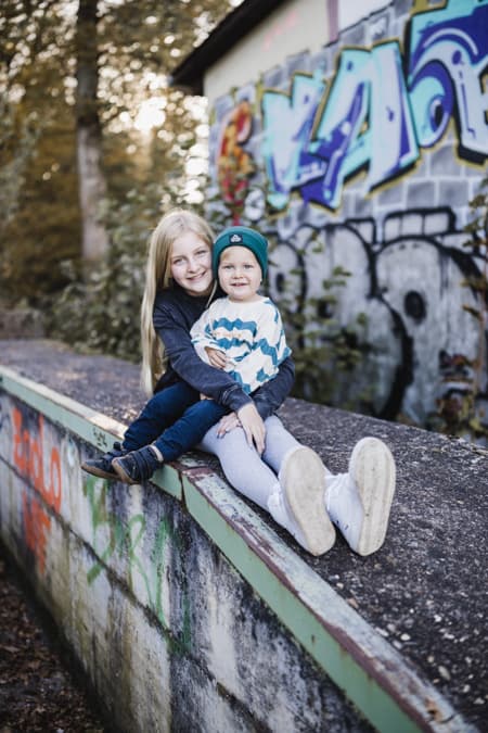 Maedchen mit Junge auf dem Schoß