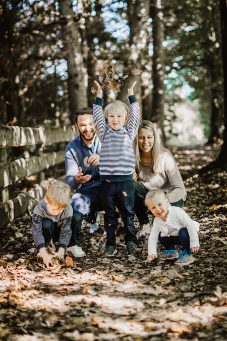 Familie wirft Blaetter