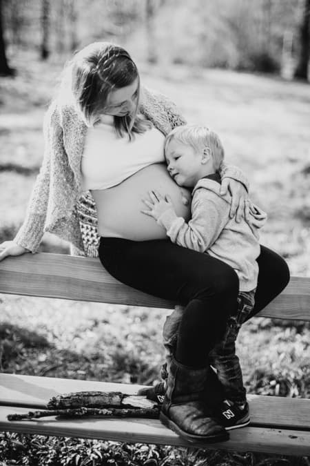 Schwangere Frau mit Junge