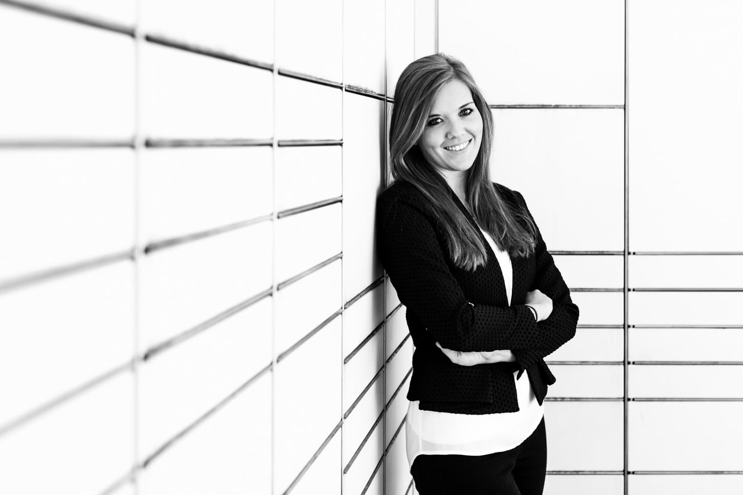 Geschaeftsfrau mit verschränkten Armen