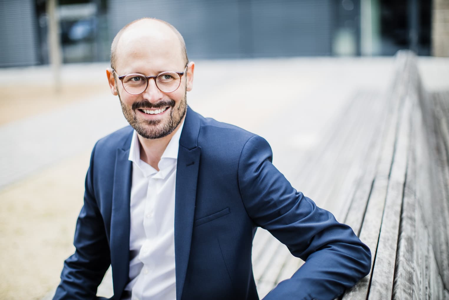 Business Mann sitzt auf einer Bank