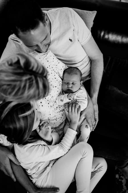 Familie hält Baby auf dem Schoß