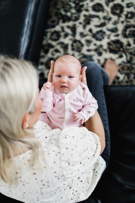 Mutter hält ihr Baby in den Händen
