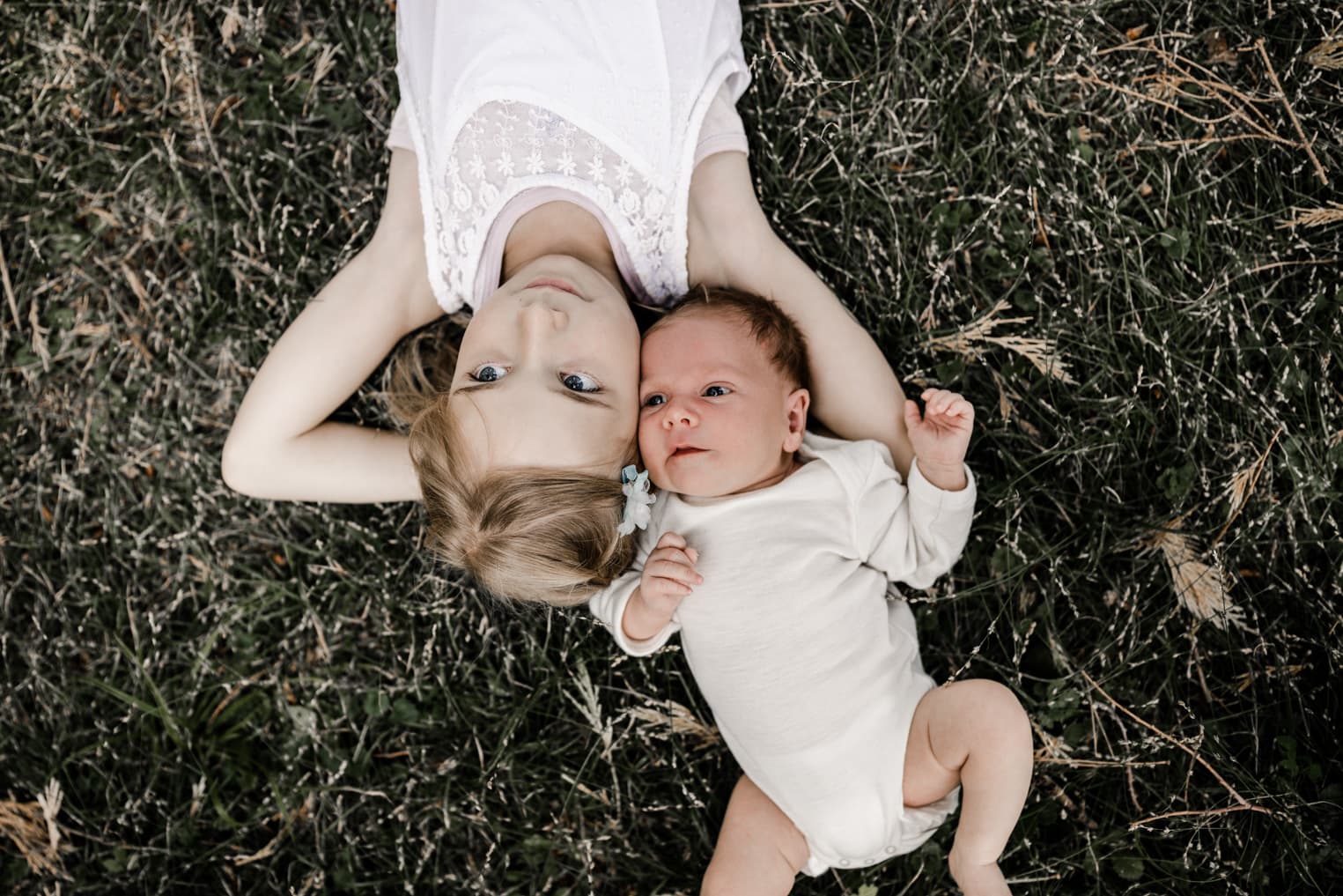 Schwestern auf einer Wiese