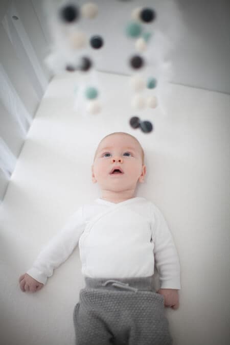 Baby blickt hoch zu seinem Mobile