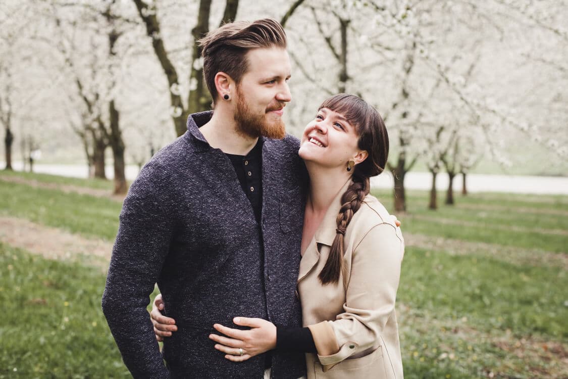 glückliches Paar vor Kirschblüten