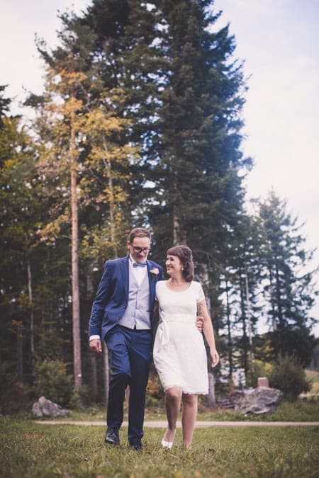 Brautpaar geht im Wald spazieren