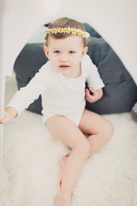 Kleines Mädchen mit Blumenkranz