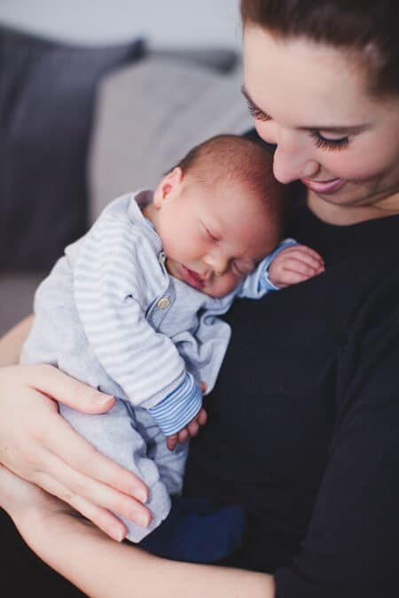 Neugeborenes kuschelt mit Mama
