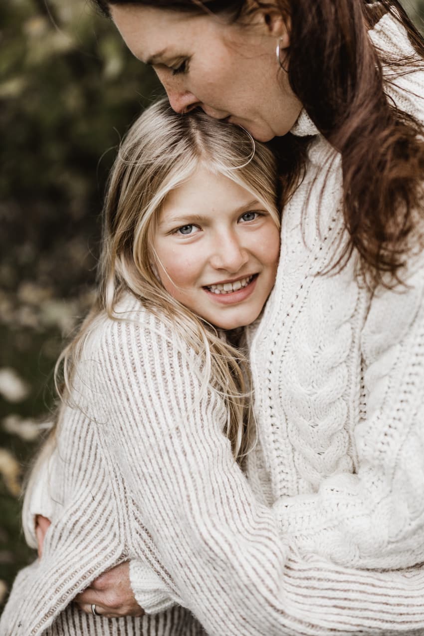 Mutter umarmt Tochter