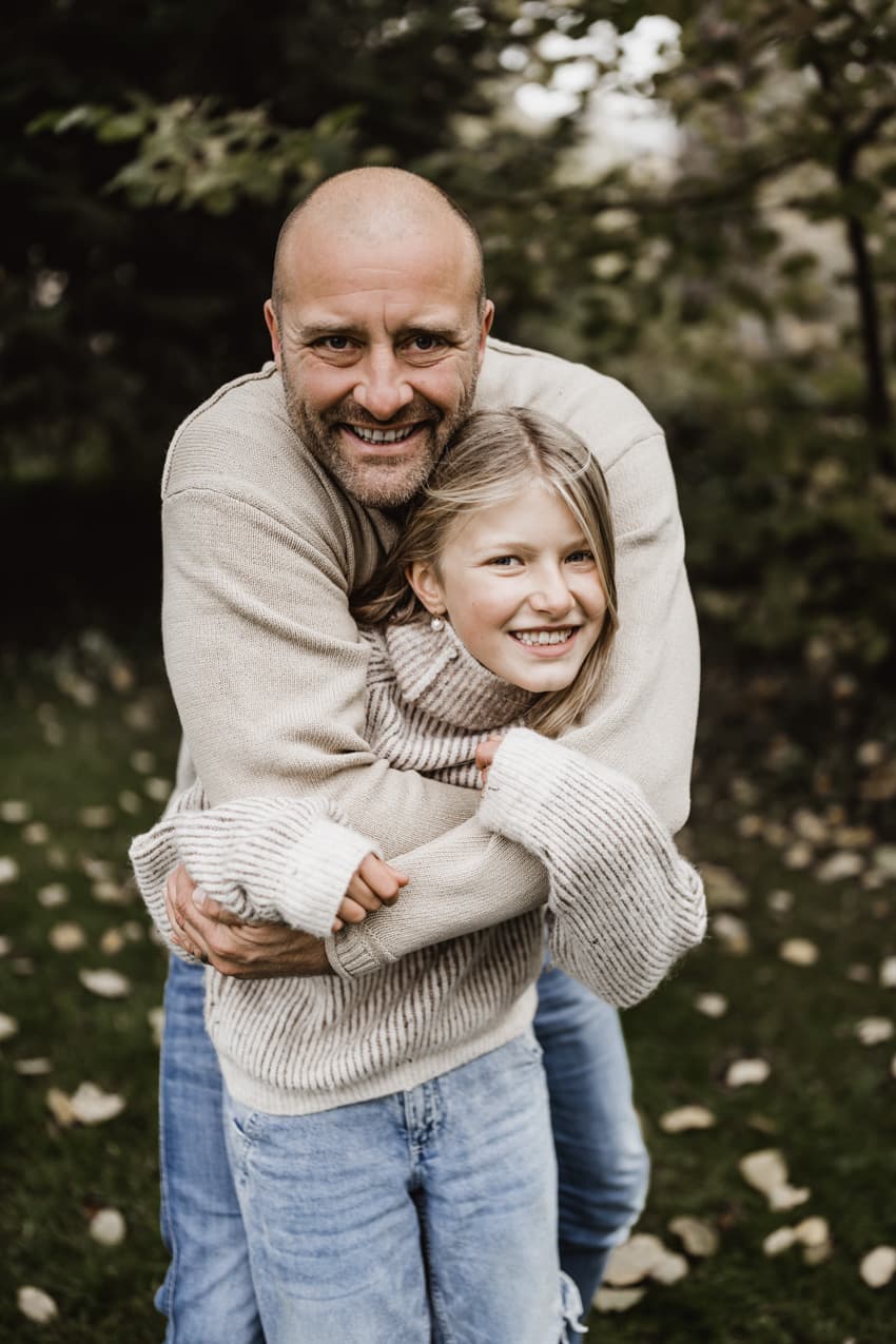 Vater umarmt Tochter