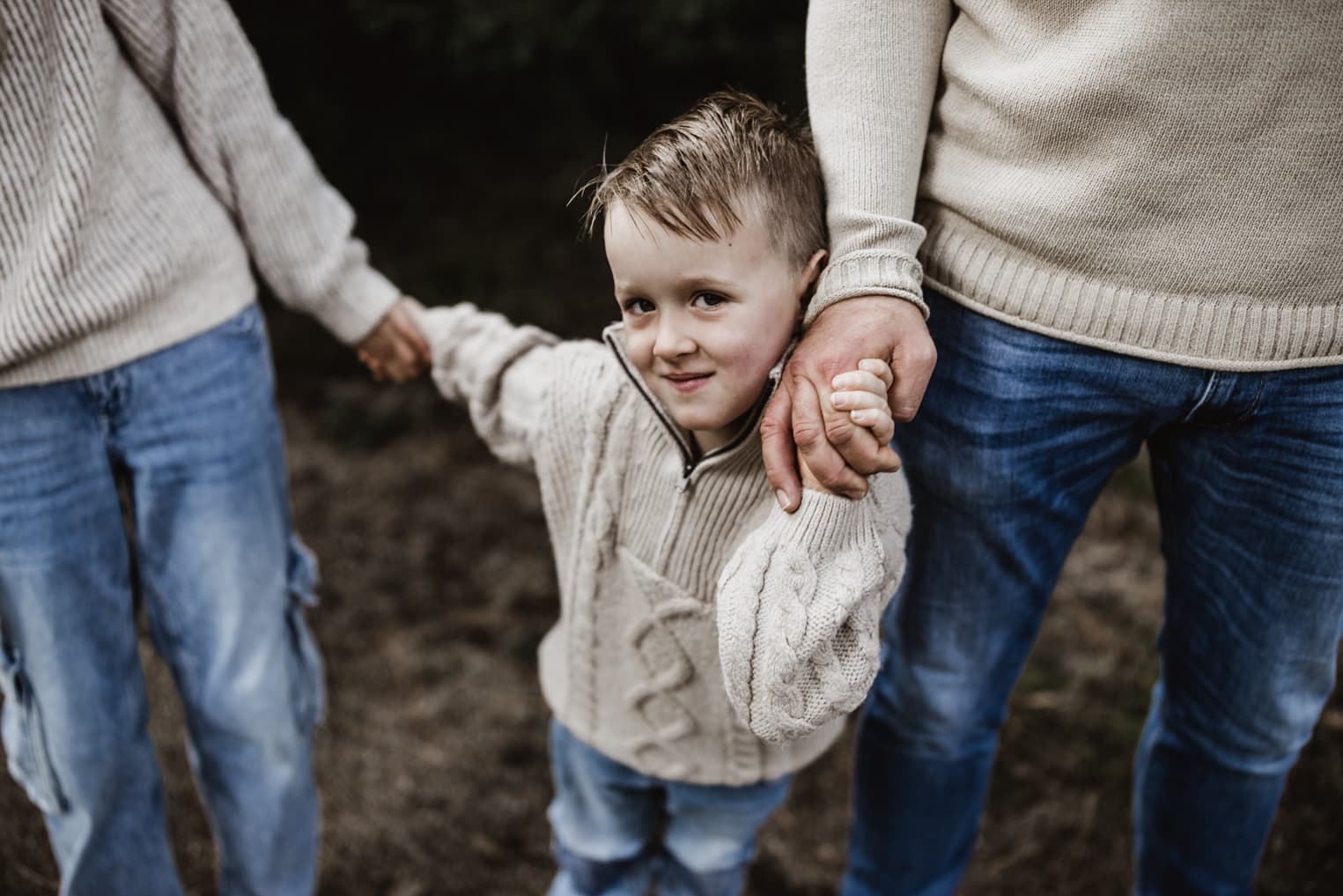 Junge an den Händen der Familie