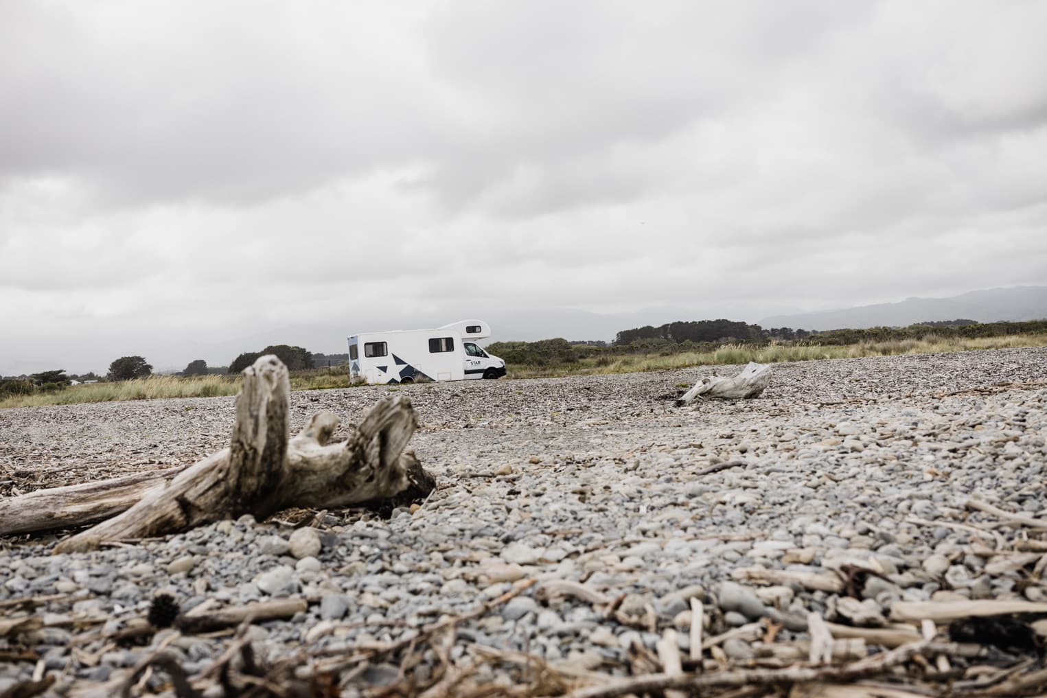 Wohnmobil am Steinstrand