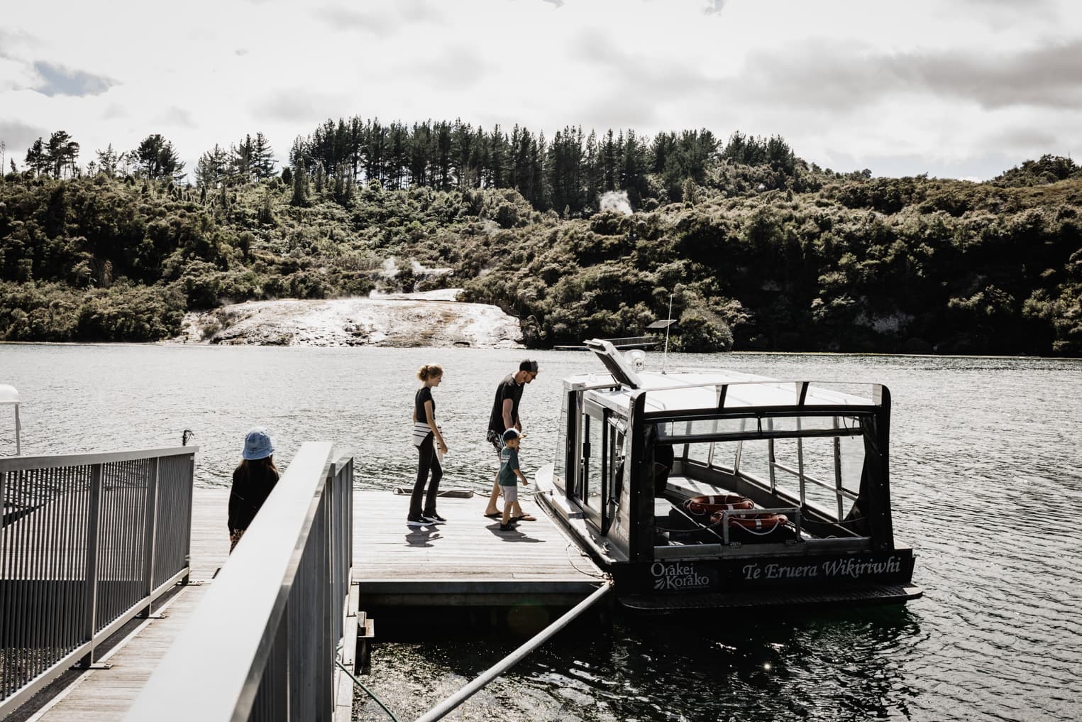 Familie steigt in ein Boot ein