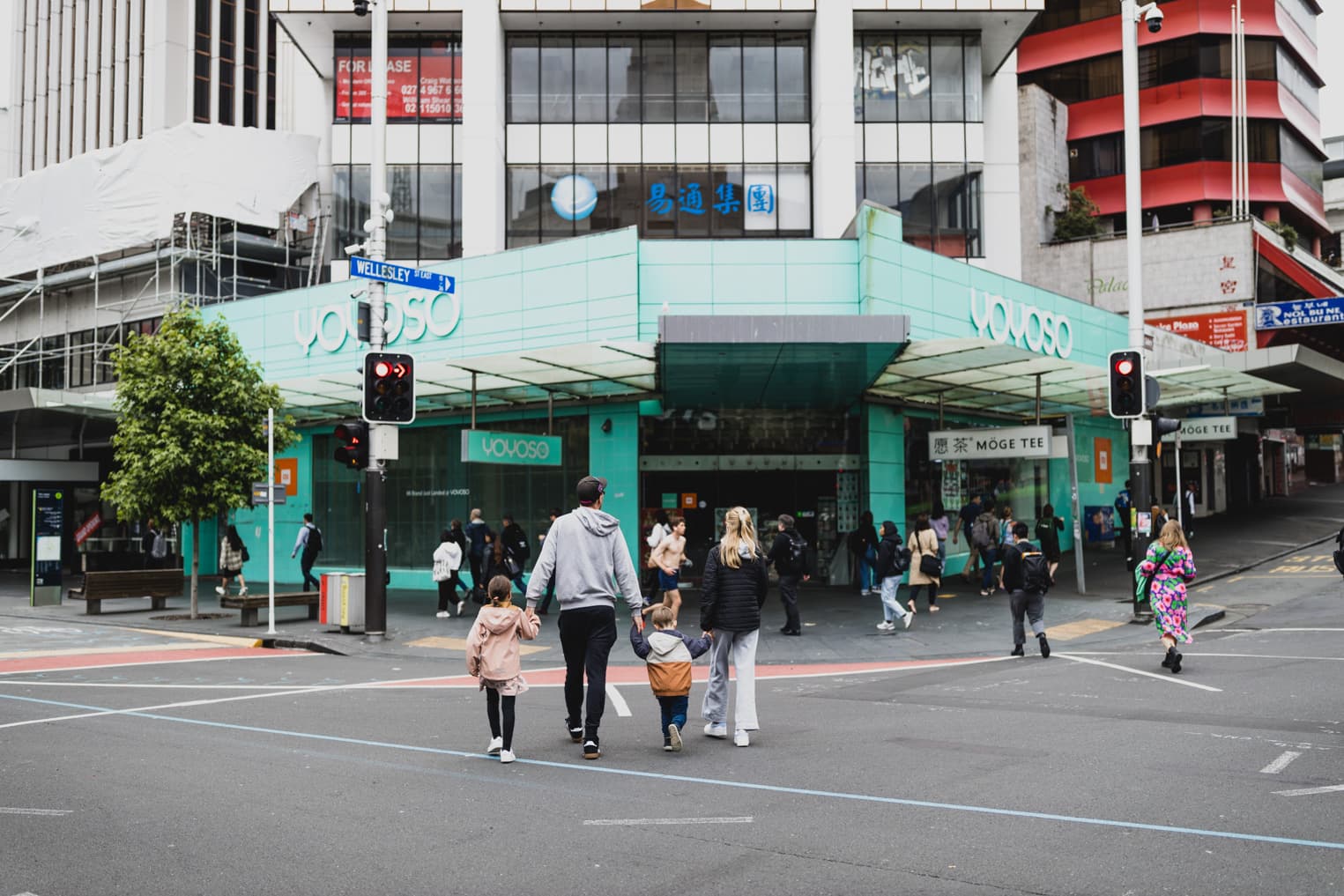 Vater mit seinen Kindern in der Stadt