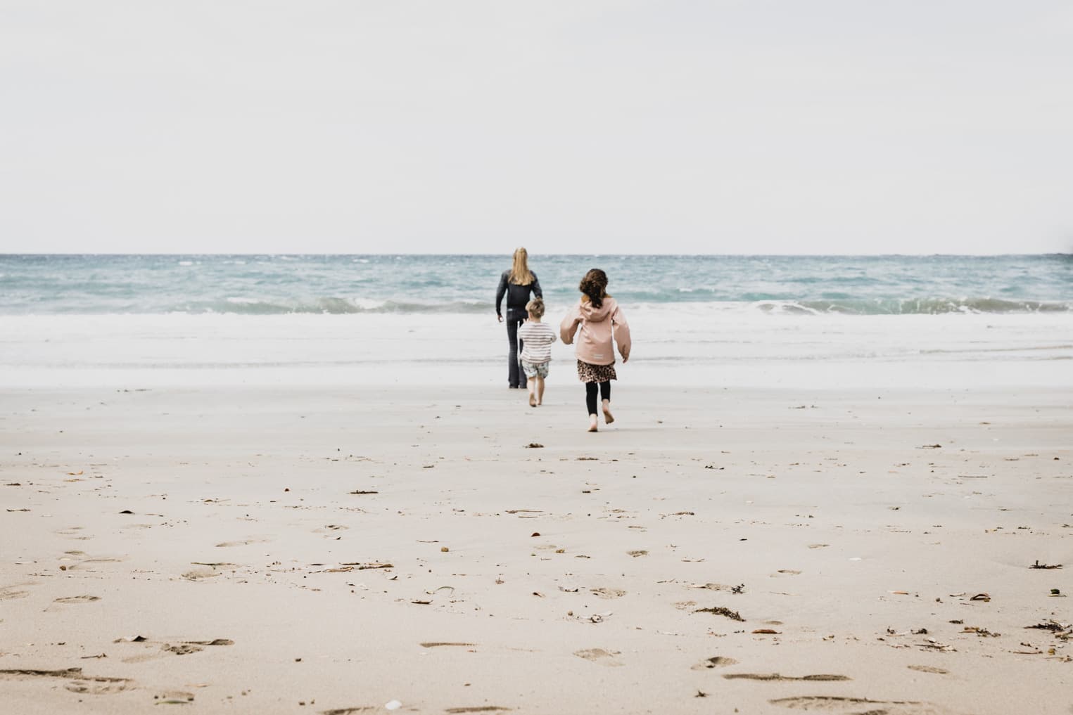 Kinder laufen am Strand
