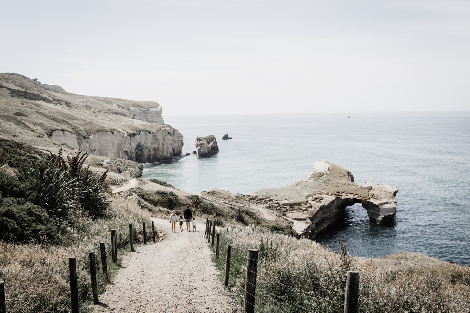Familie läuft zum Strand