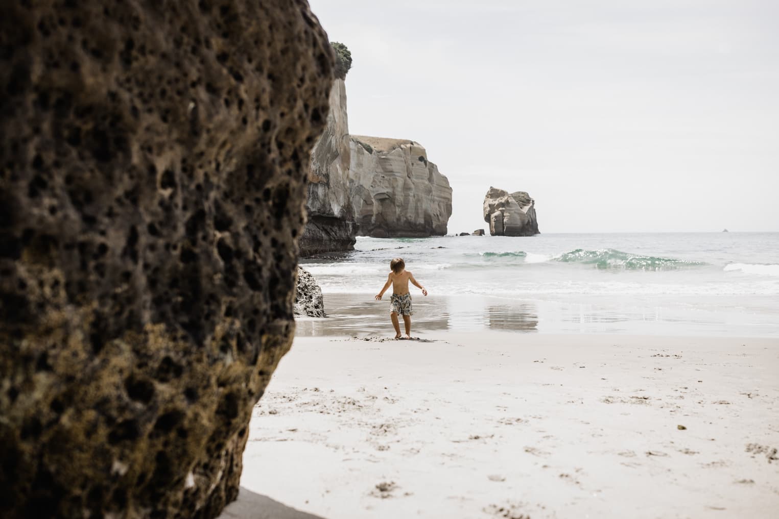 Junge läuft am Strand