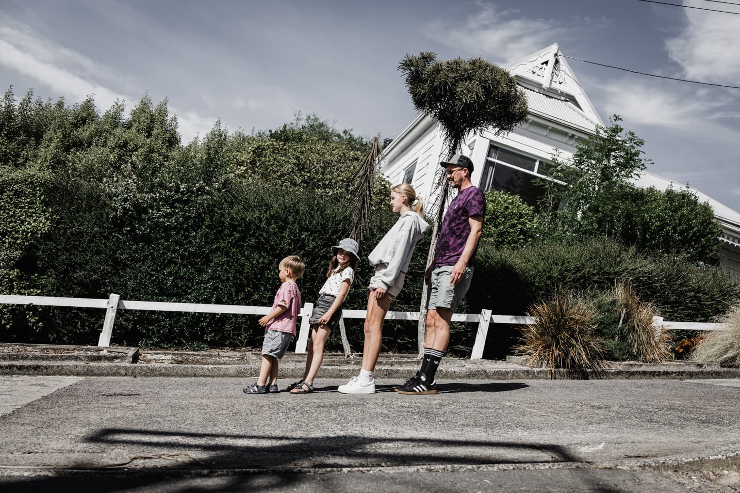 Familie auf steiler Straße