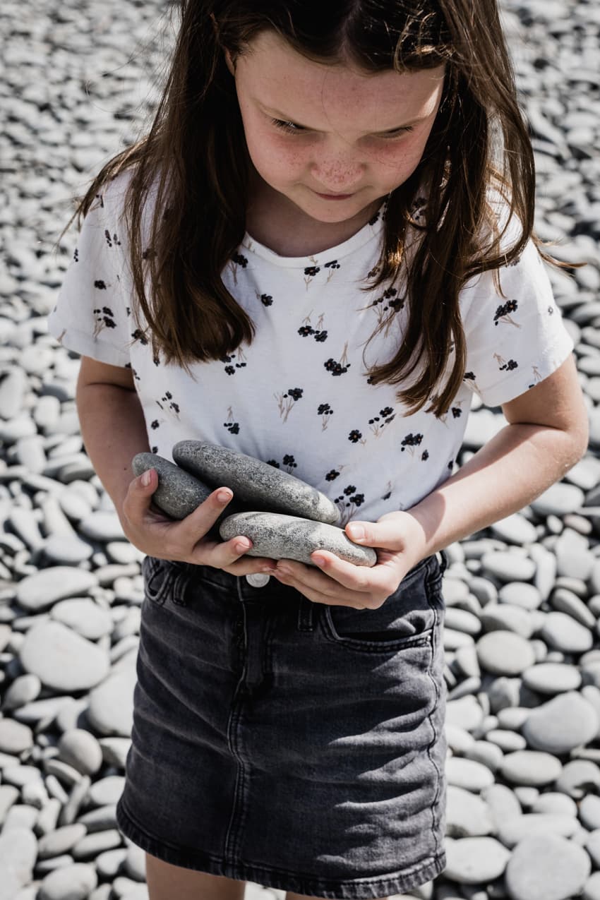 Mädchen mit Steinen in der Hand