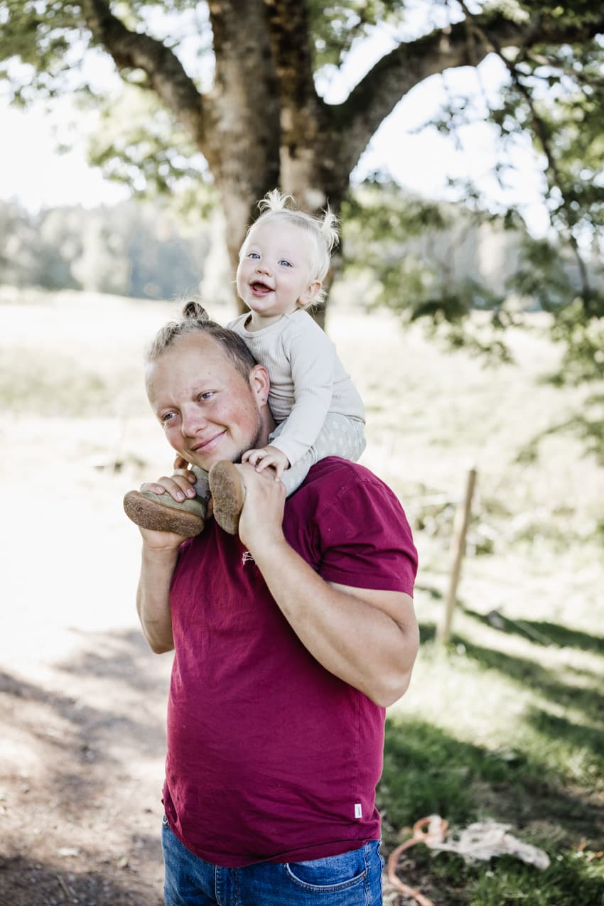 Vater hat Tochter auf der Schulter sitzen